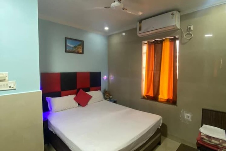 Room 5 of 9