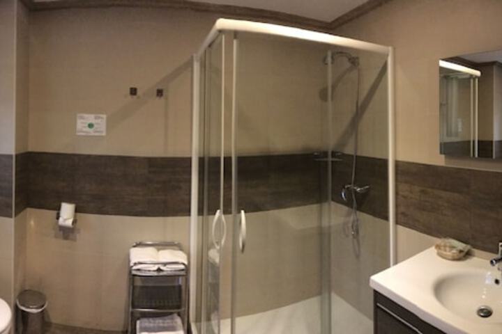 Room 6 of 32