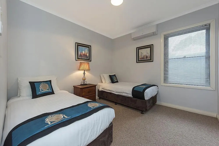 Room 5 of 16
