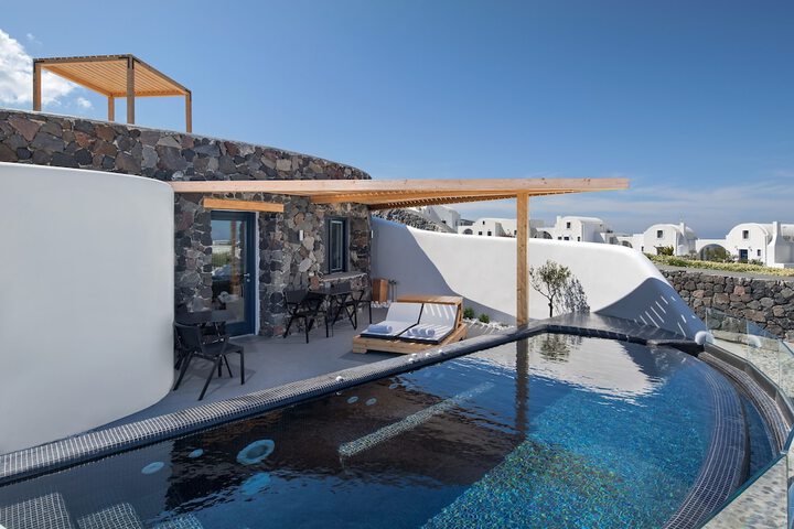 Hotel with Pool