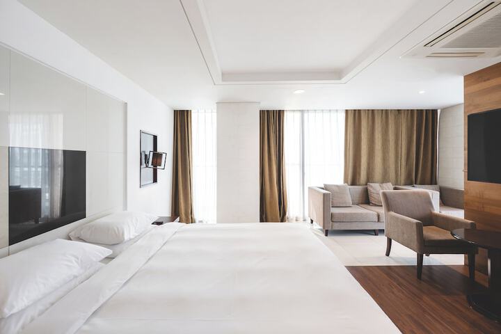 Room 83 of 151