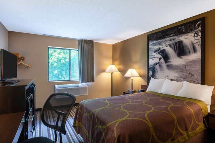 1 Queen Bed (5 of 6)
