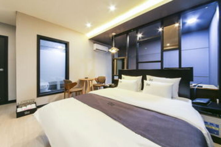 Room 9 of 28