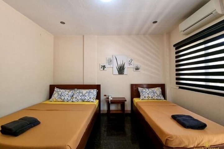 Room 9 of 38