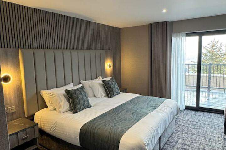 Room 4 of 32