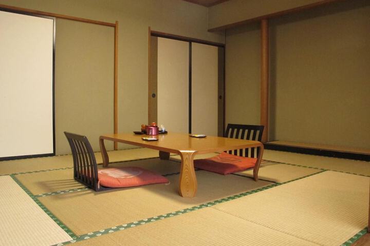 Room 18 of 33