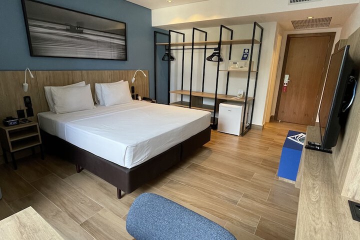 Room 6 of 64