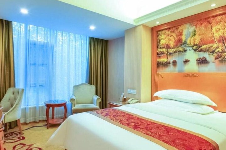 Room 9 of 37