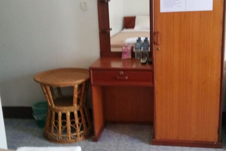 Room 6 of 25