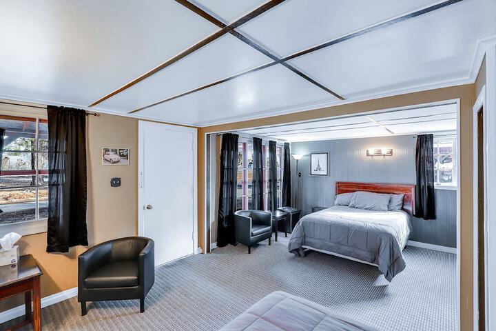 Room 9 of 18