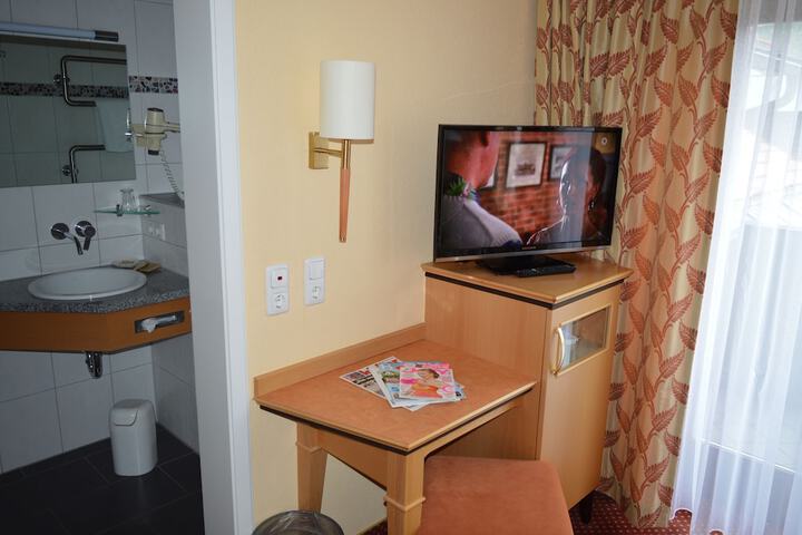 Room 23 of 106