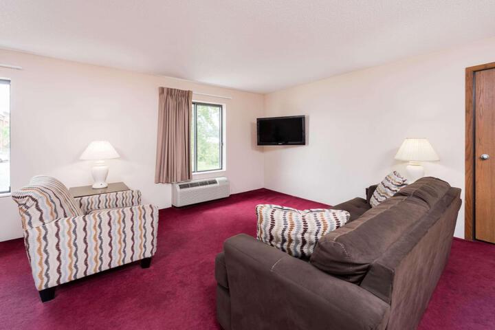 1 Queen Bed (15 of 23)