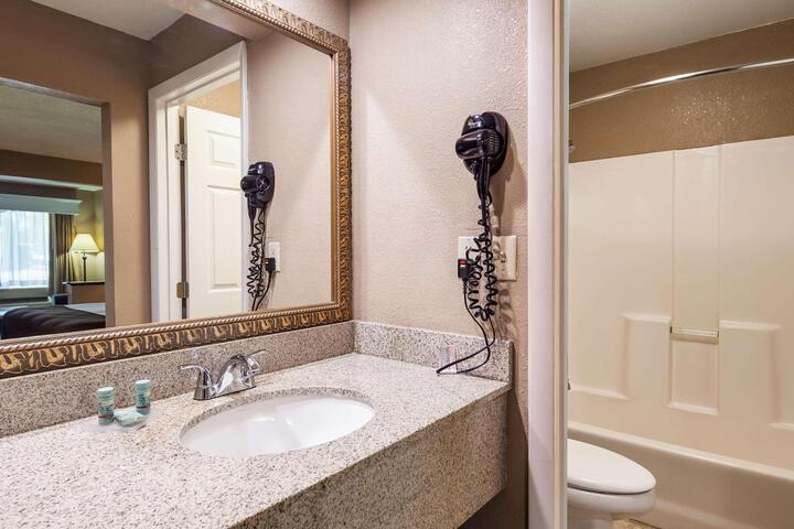 2 Queen Beds Sofa For Sitting Microwave and Refrigerator Oversized Room Desk Continental Breakfast (5 of 6)