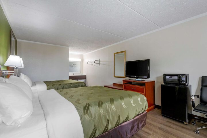 2 Queen Beds Efficiency (5 of 6)