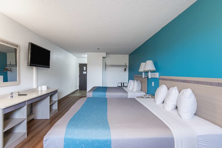 2 Queen Beds (2 of 6)