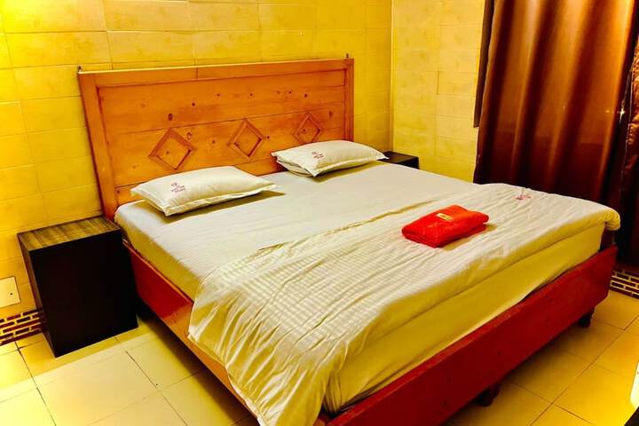 Room 4 of 12