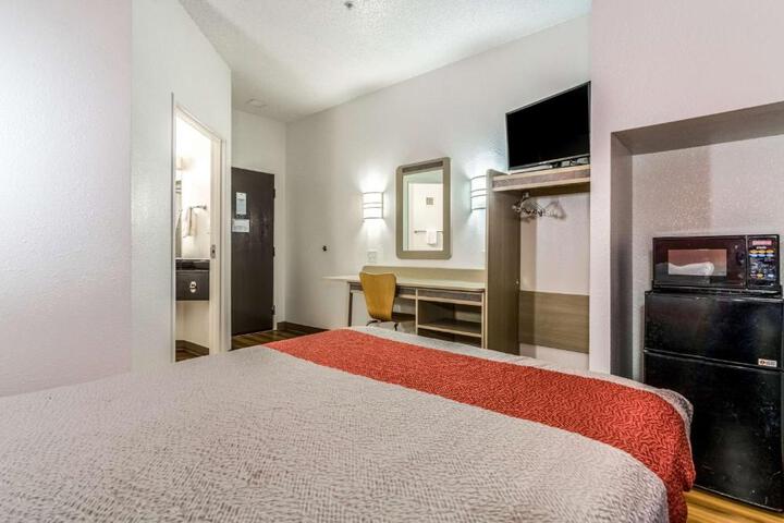 1 Queen Bed (5 of 6)