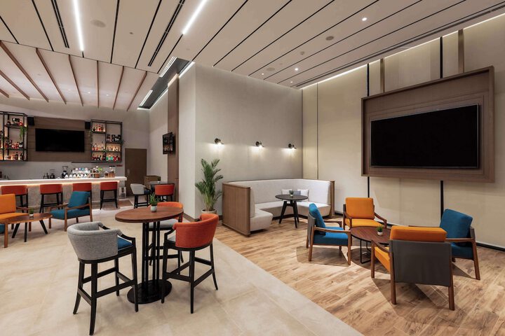Lounge 51 of 66