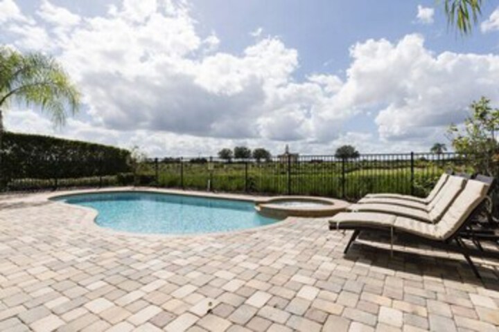 Pool 25 of 38