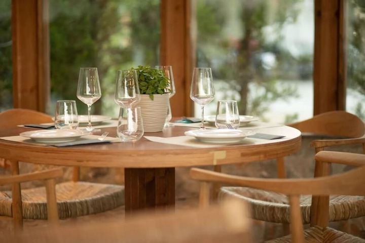 Dining 46 of 52