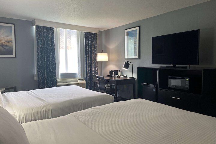 2 Queen Beds Executive Room Living Room Wet Bar Microwave and Refrigerator Bath and Shower Full Breakfast (7 of 34)