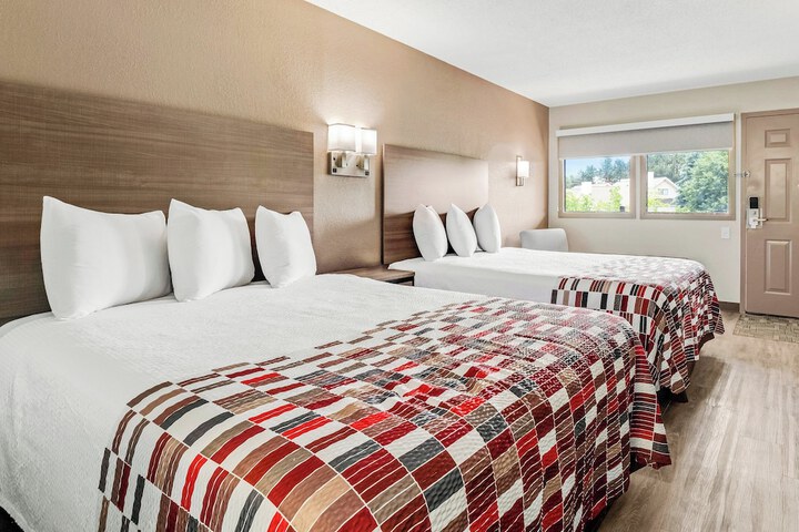Deluxe 2 Queen Beds (2 of 7)