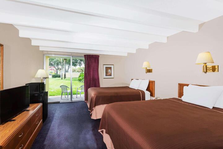 1 Queen Bed (1 of 13)