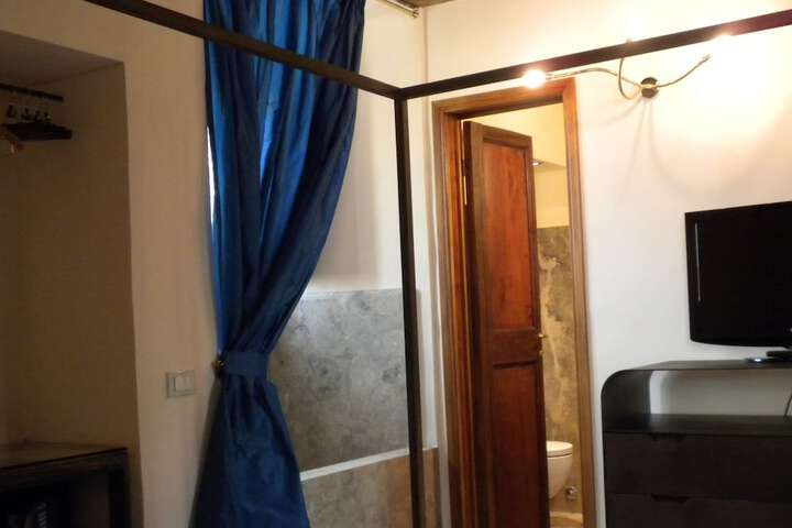 Room 13 of 22