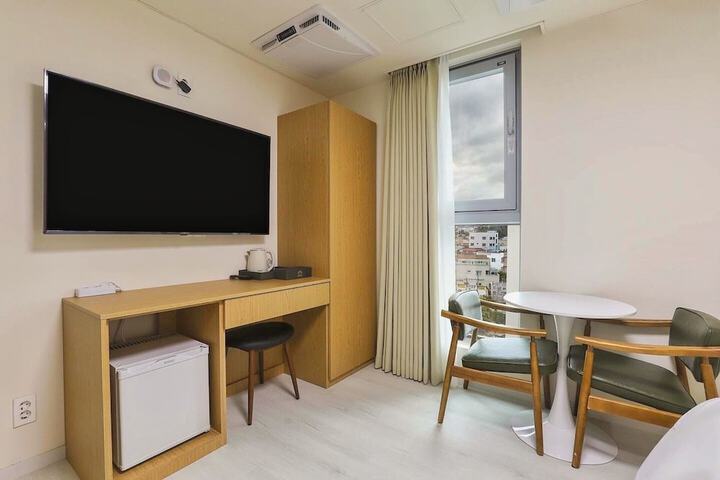 Room 4 of 76