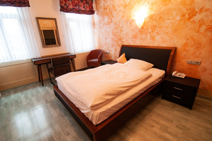 Room 4 of 10