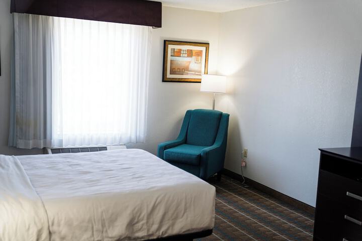 1 King Bed Efficiency Accessible Room (9 of 19)