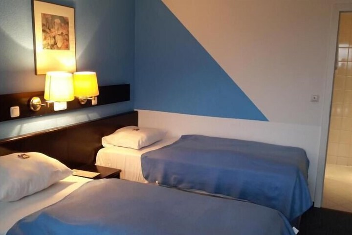Room 6 of 27