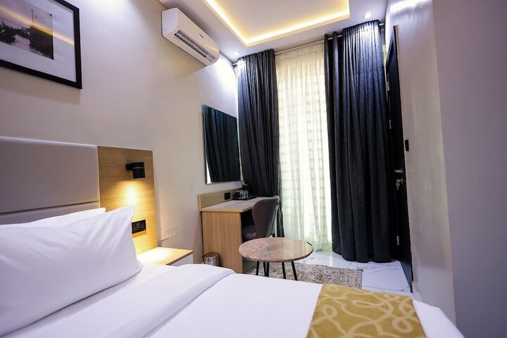 Room 5 of 37