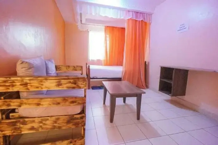Room 4 of 9