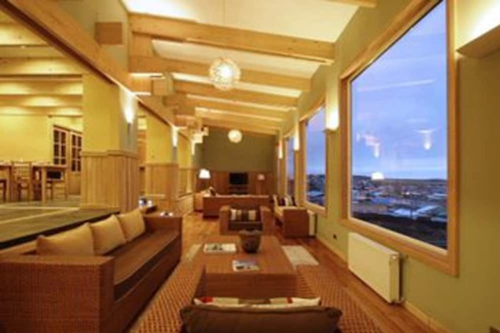 Lounge 8 of 12