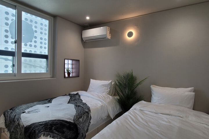 Room 15 of 32