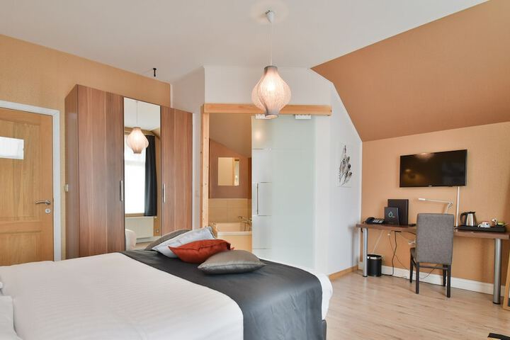 Room 16 of 35