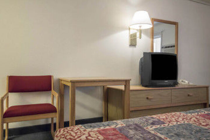 Room 8 of 16