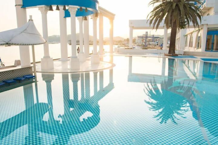 Hotel with Pool