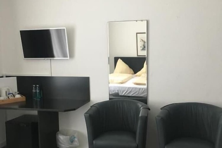Room 4 of 25