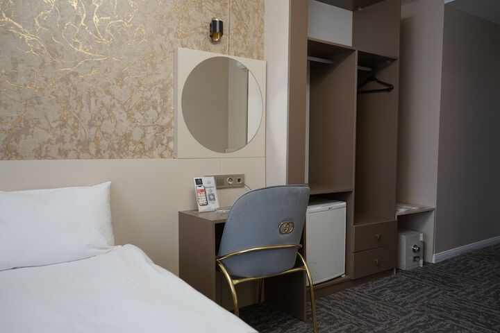 Room 7 of 32