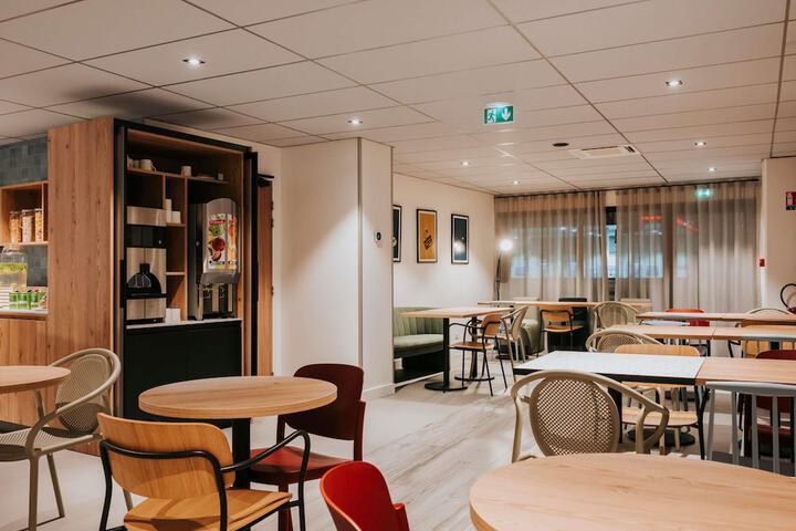 Lounge 49 of 75
