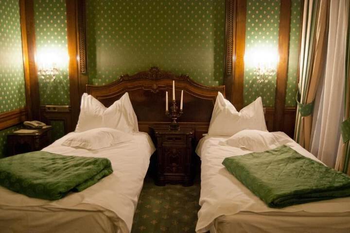 Room 8 of 39