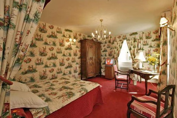 Room 6 of 83