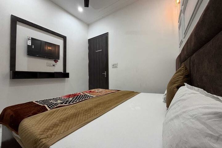 Room 4 of 13