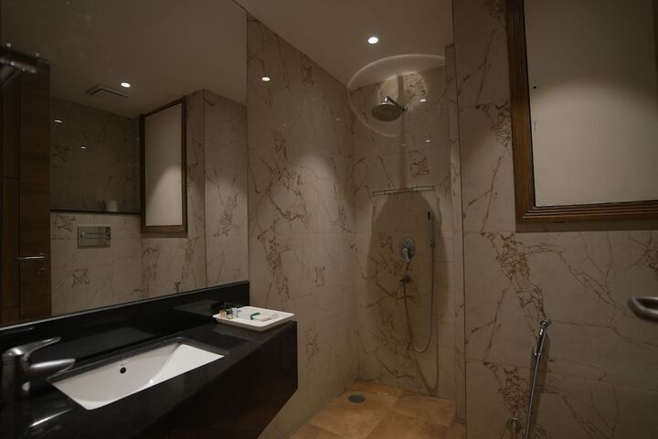 Room 33 of 60