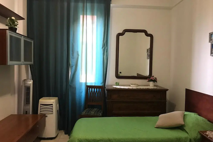 Room 4 of 12