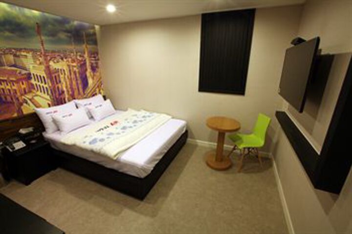 Room 6 of 30