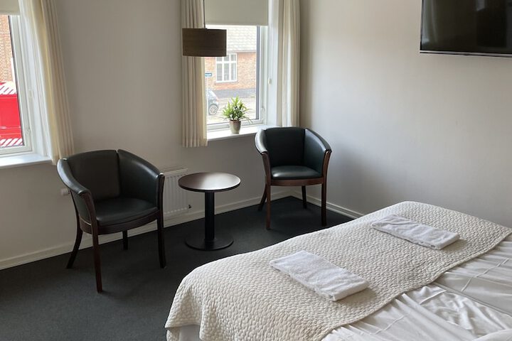 Room 8 of 33