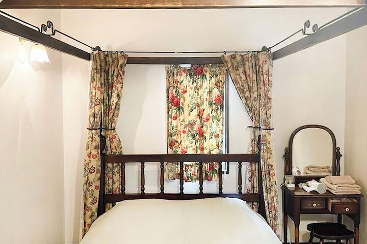 Room 3 of 48